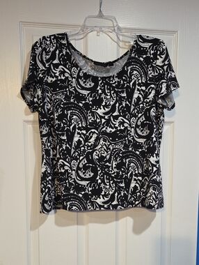 Notations Black and White Paisley Print Short Sleeve Tee